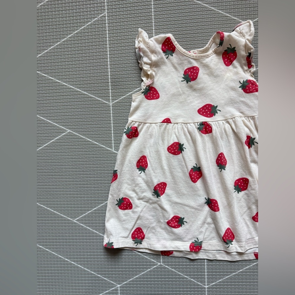 H&M|Baby girl strawberry printed play dress with Ruffled Sleeves,very soft•••12M